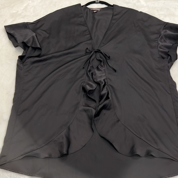 Victorias Secret front tie robe with ruffle detail on front & sleeves silky feel - Picture 7 of 10